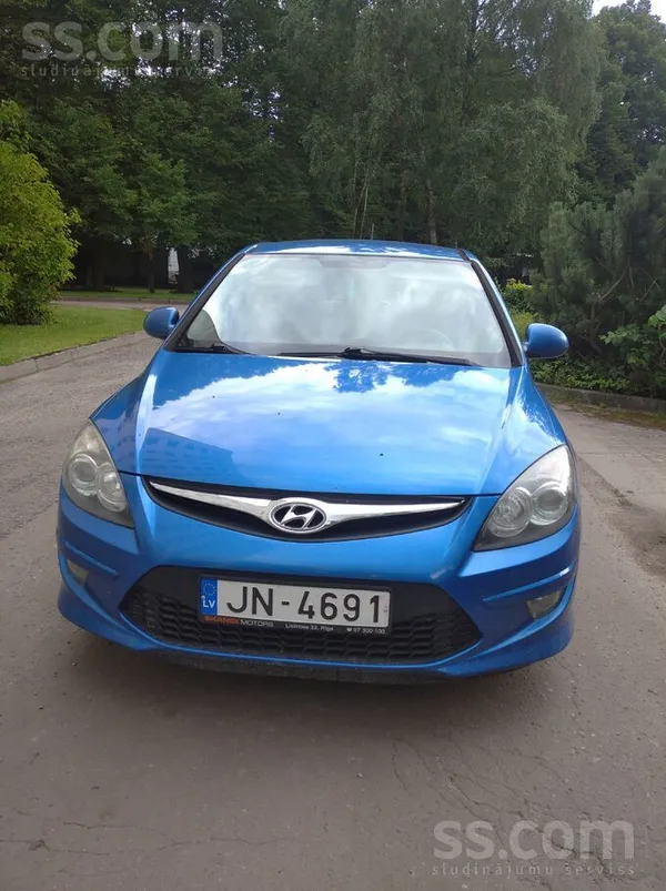 Hyundai Симпатичный одинокий Hyundai ищет новую хозяйку (и