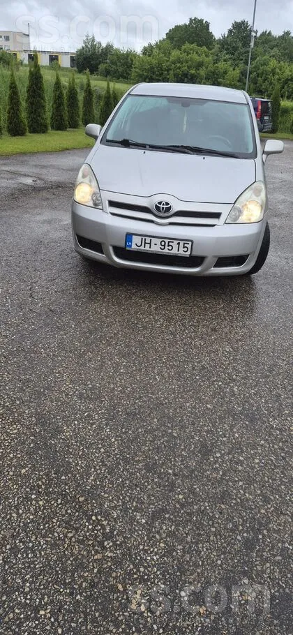 Toyota Labs ģimenes auto. Mašīnai daudz detaļu samainīts.