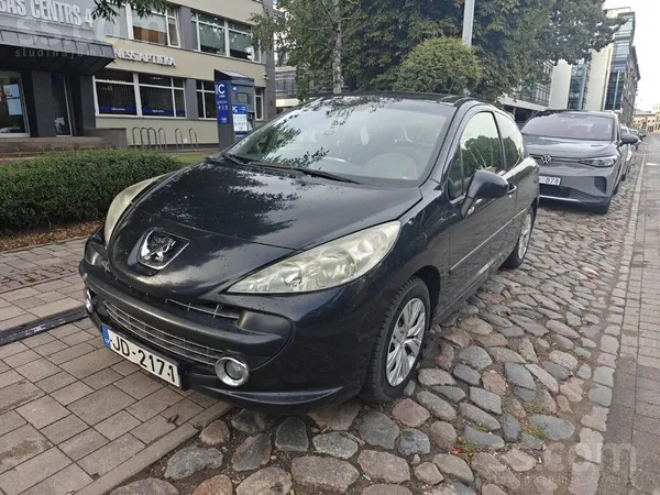 Peugeot Pārdodu auto, ir lietojuma pazīmes, pāris skrāpēju