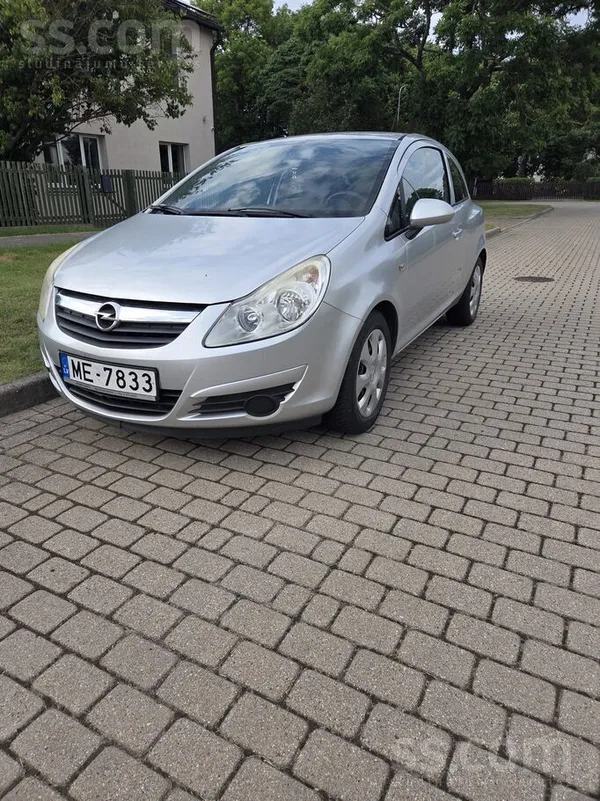 Opel Pārdod ekonomisku, vienkāršu auto telefona cenā. 