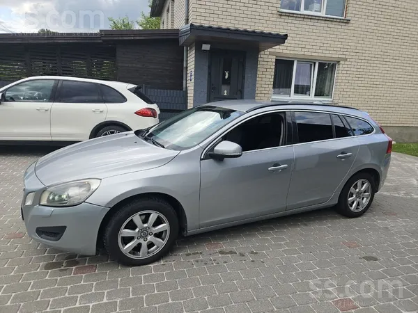 Privātpersona pārdod Volvo V60, aprīkots ar uzticamu 5 cilindru 2.0 dīzeļdzi