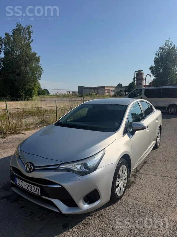 Toyota Pārdod. Tiko izieta skate bez Aizrādījumiem. Benzī