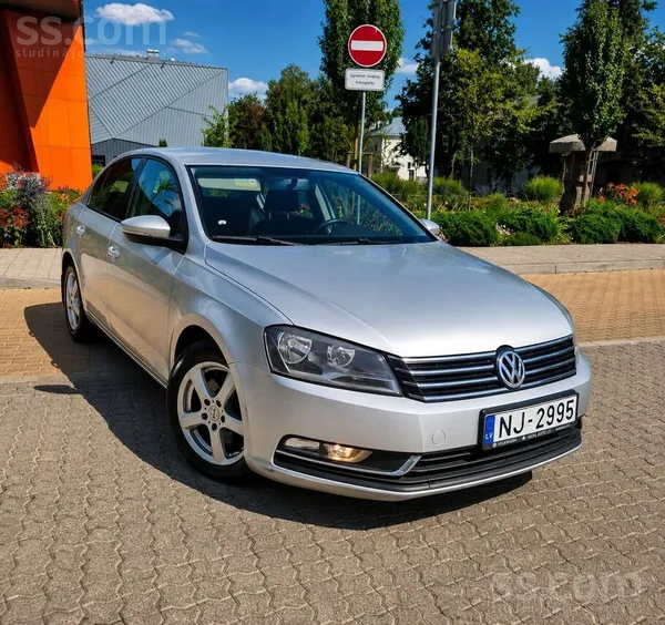 Volkswagen Продаю Volkswagen Passat (B7) с бензиновым двигате