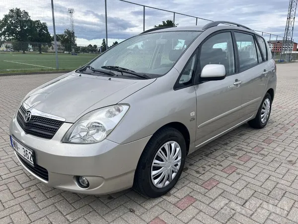 Toyota Pārdod ļoti uzticamu, ietilpīgu un ekonomisku Toyo