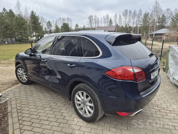Porsche Auto ir labā tehniskā un vizuālā stāvoklī, regulār