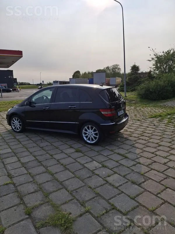 Mercedes Pārdodu mersīti pēc nelielas avārijas.