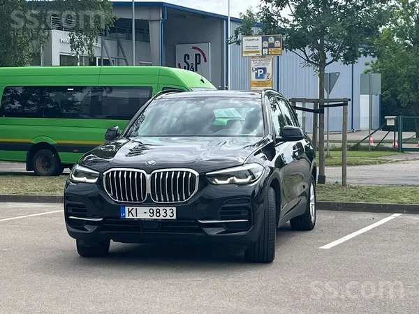 BMW Sakarā ar autoparka atjaunošanu pārdodas BMW X5, 3