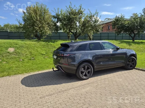Land-Rover Teicama automašīna'ar mazu reālu nobraukumu, veikt