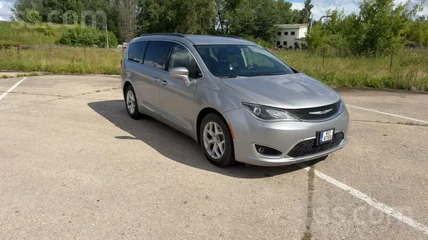Chrysler Pārdodu komfortablu un ekonomisku Chrysler Pacific