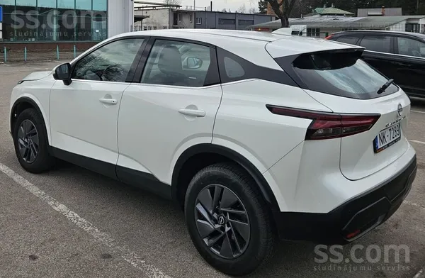 Nissan Pārdodu mazlietotu automašīnu. Iegādāta no dīlera 