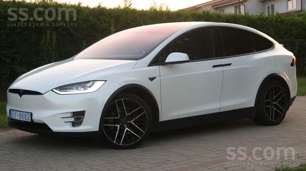 Tesla Tesla model X 90D. Ar šo auto reāli var nobraukt v