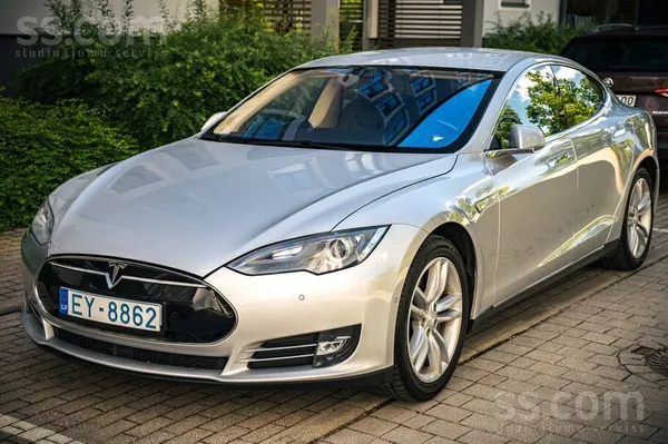 Pārdod Tesla Model S 85Free supercharge, Free premium Connectivity. 

Auto teicamā