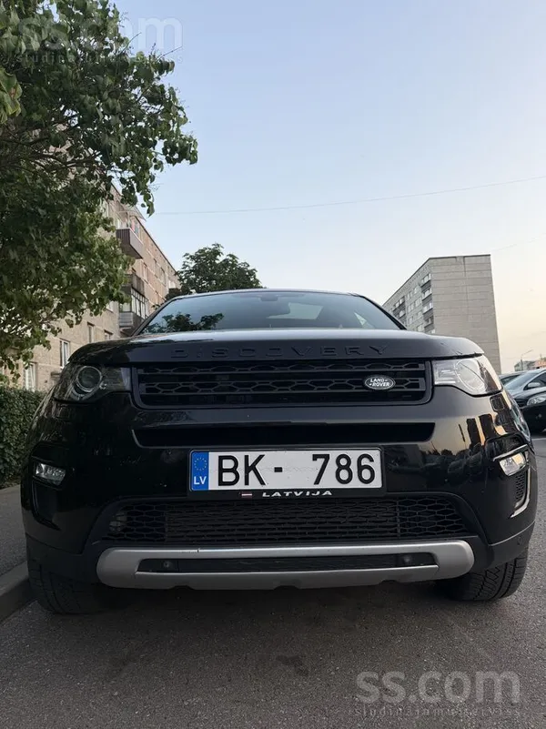 Land-rover Moderns auto ar veco labo dzineju. Melnie griesti.