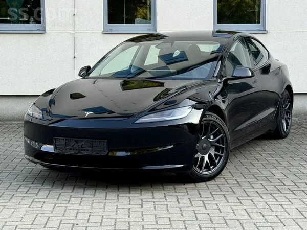 Tesla Jauna Auto stavoklis.
