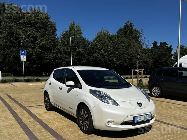 Nissan Lielisks automobilis braukšanai pilsētā. Ādas salo