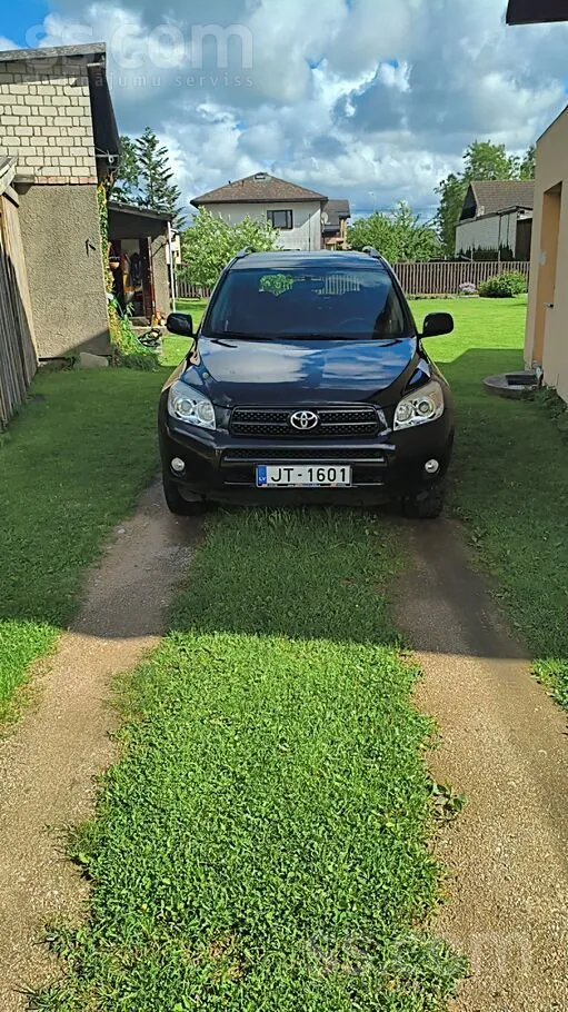 Toyota Tautās tiek dots kārtīgs lauku/pilsētas aparāts, k