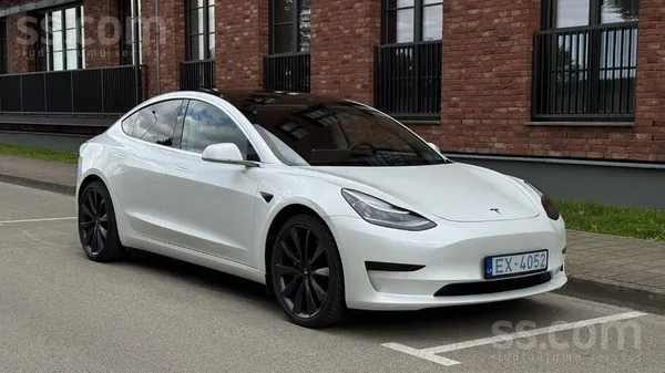 Tesla Pārdodu/mainu