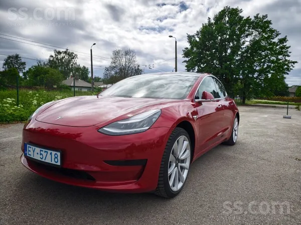 Tesla Uzņēmums piedāvā lieliskā tehniskā un vizuālā stāv