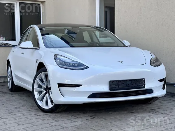 Tesla Mainam pret deviņvietīgu Busu. 