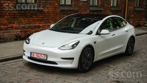 Tesla Tesla Model 3.
