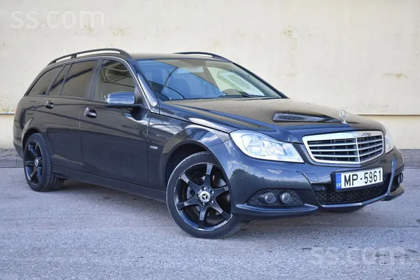Mercedes Mercedes C220 (2011.g) Melna Met. 