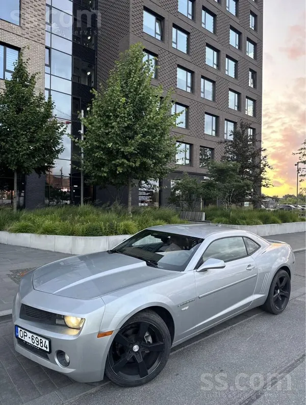 Chevrolet Camaro RS ar LV numuriem un jaunu TA