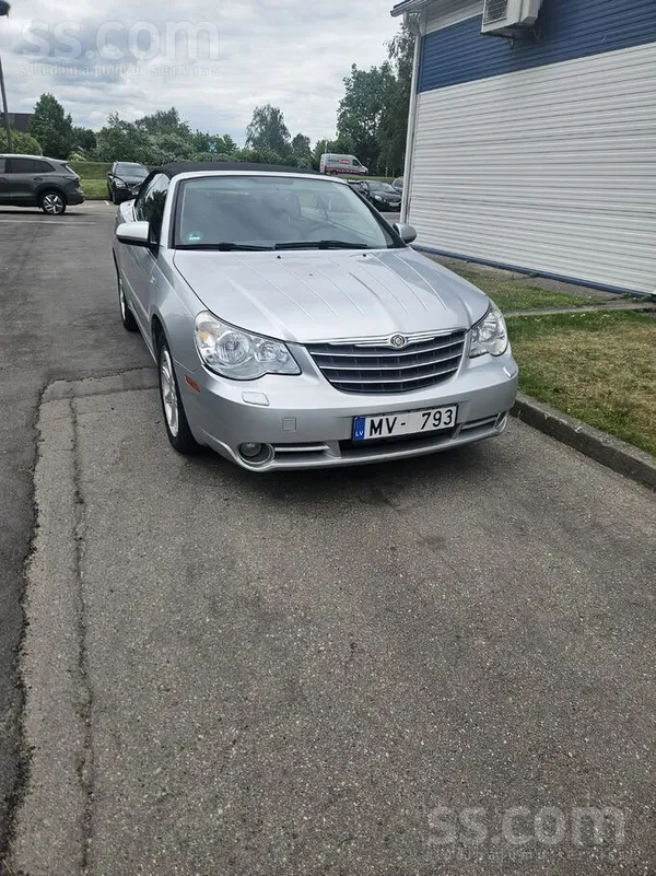 Pārdodu Kabrioletu, braukts tikai vasarā. Jumts mainīts 4 gadi atpakaļ, akum