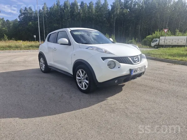 Nissan Automašīna labā tehniskā un vizuālā stāvoklī. Rūsa