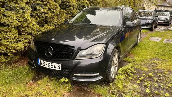 Mercedes Pārodu Mercedesbenz c220. Auto tiek pārdod vesels.