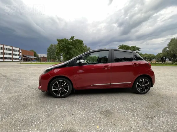 Toyota Tiek tirgots Toyota Yaris Design. Melnais jumts un