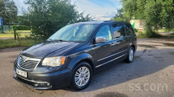 Lancia Ietilpīgs ģimenes vai ceļošanas auto. Visas ekstra