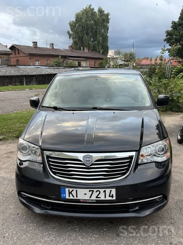 Lancia Pārdodas ietilpīgs ģimenes auto. Ir arī ziemas rie