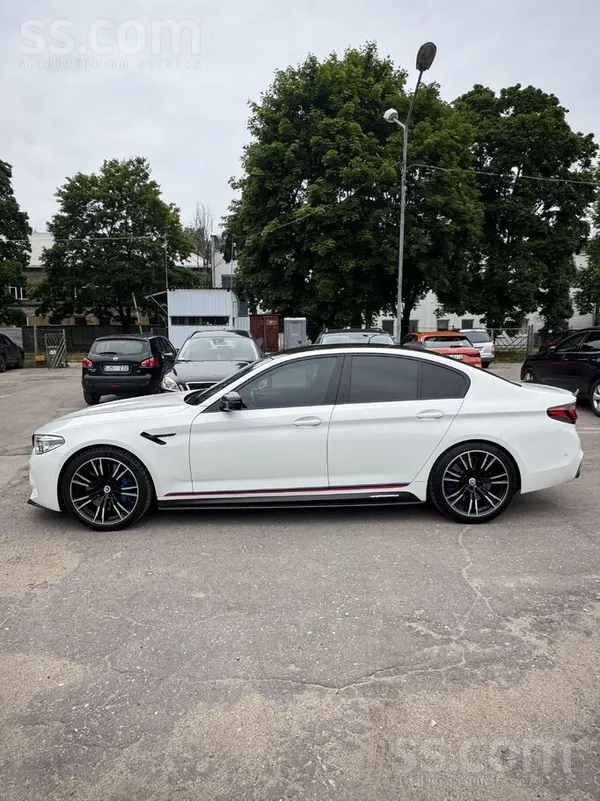 BMW Cena norādīta ar Pvn 21%. Pārdod uzņēmums. 