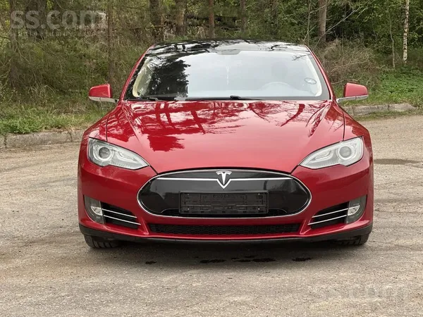 Tesla Auto ir labā tehniskā un vizuālā stāvoklī. Ar piln