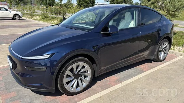 Tesla Pilnāka komplektācija, balts salons, sakābes āķis,