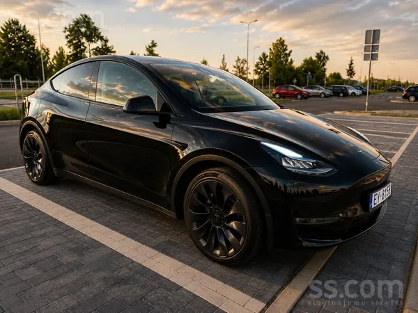 Tesla Pārdod 2023. gada Tesla Model Y. Dual motor long r