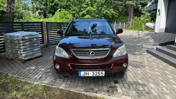 Lexus Pārdodu uzticamu un koptu hibrīda apvidus auto. Au