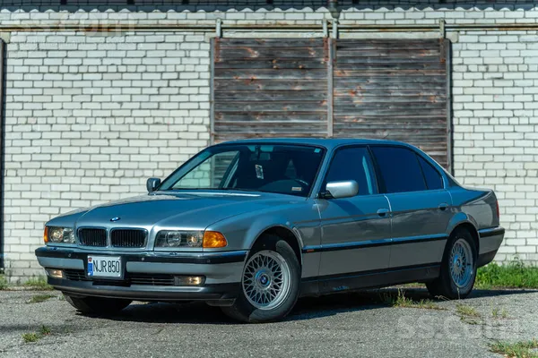 Tiek tirgots rets ļoti labā stāvoklī Bmw 740Li/1997 gada. 
Auto invests no