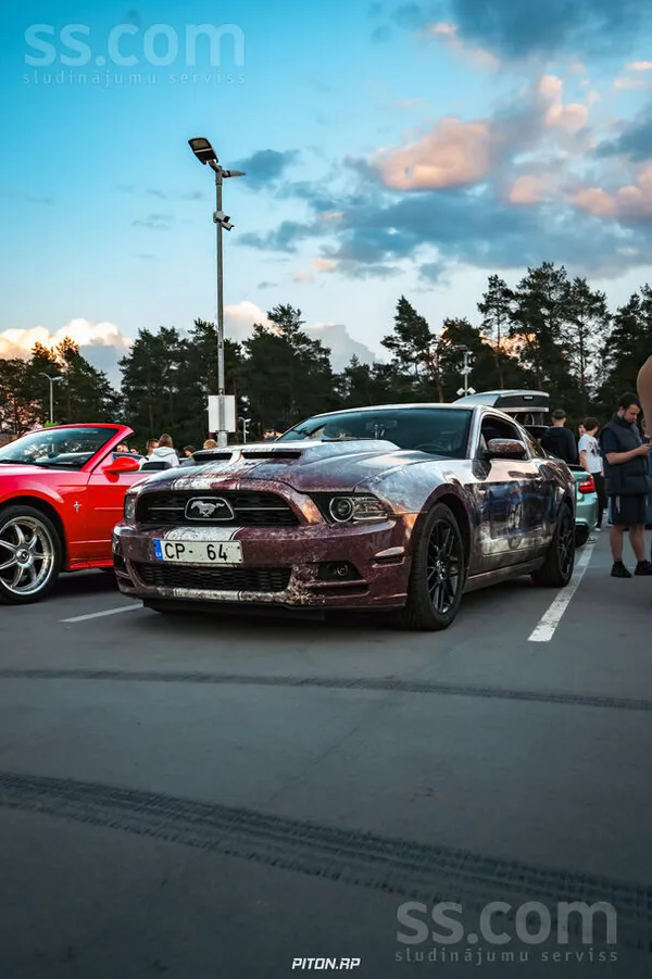 Ford Ford Mustang – teicamā stāvoklī, Premium komplektā