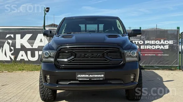 Dodge Dodge Ram 1500 labā tehniskā un vizuālā stāvoklī. 