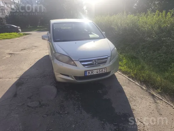 Honda Pārdodās ģimenes auto ar 6 sēdvietām ar tikko izzi