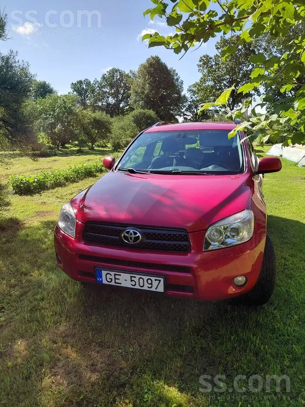 Toyota Īpašnieks pārdod pilnpiedziņas Rav4 labā tehniskā 