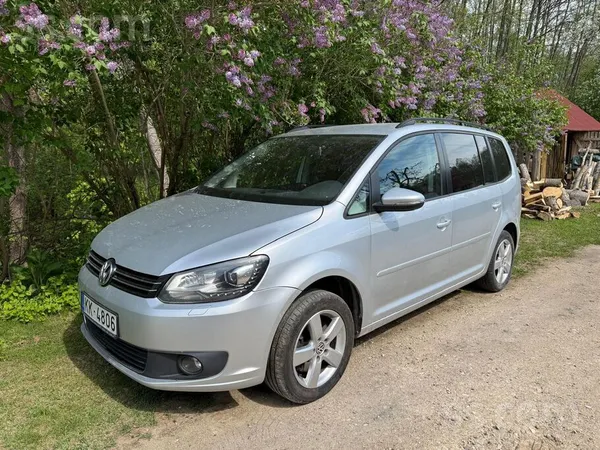 Volkswagen Tiek pārdots 2013. gada VW Touran, sudraba krāsā, 