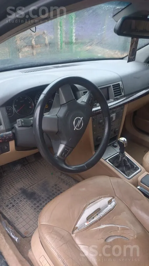 Opel Mašīna stāv bez pielietojuma, ir vizuāli defekti, 