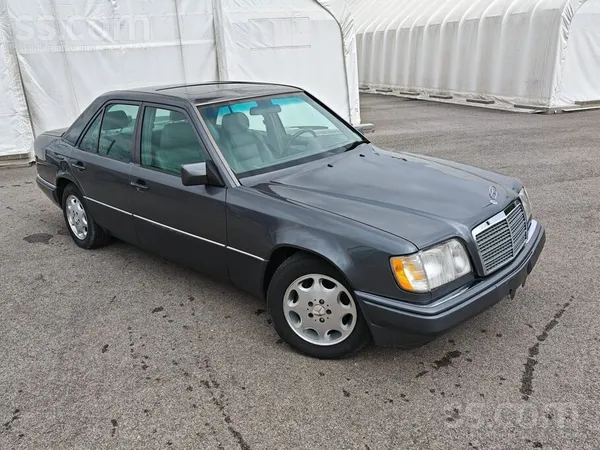 Mercedes Mercedes-Benz E320 Sedan – Virsbūve no dienvidu št