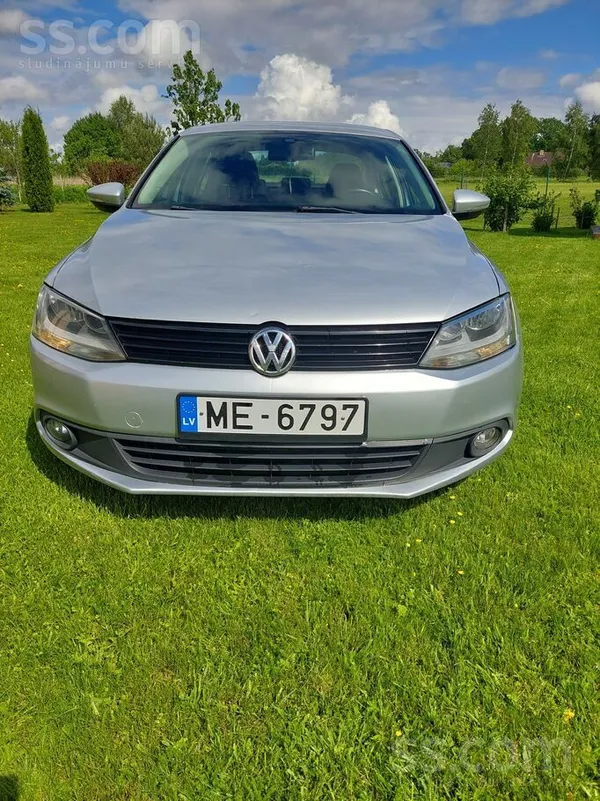Volkswagen Auto ir bukte uz durvīm un aizmugurējā spārna, sli