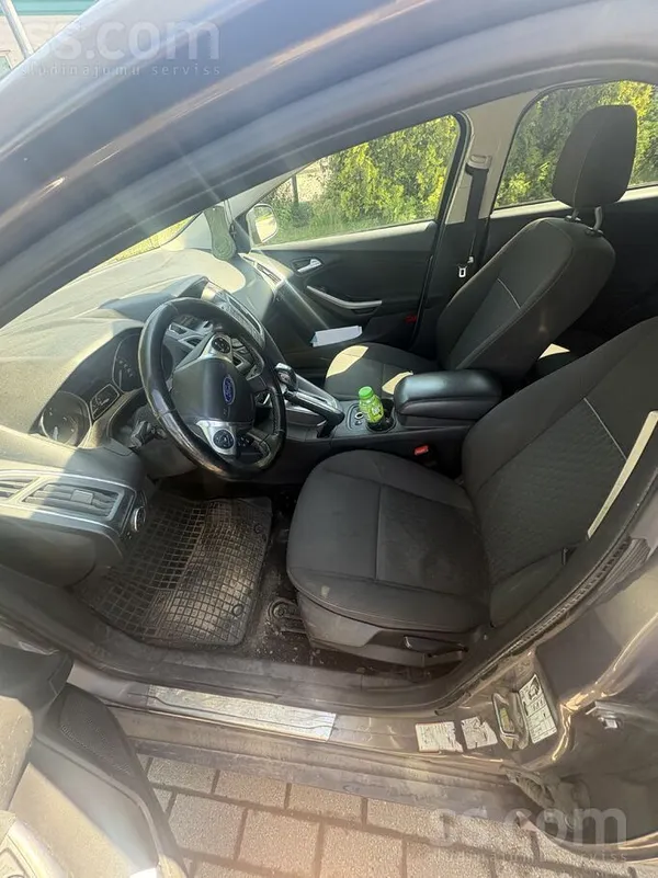 Ford Automašīnas dzinējs ir labā stāvoklī, dzinējs darb