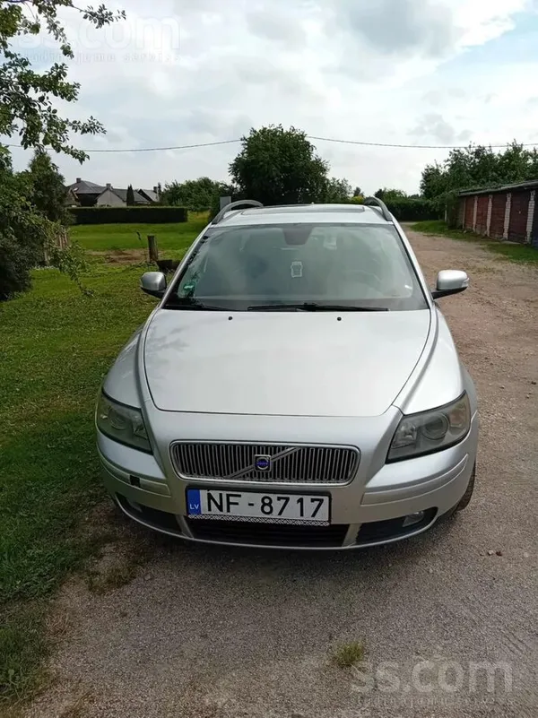 Uz pardošanu iet Volvo V50. Visas ekstras Stradā(Ac , lūka , elektr. krẽsli