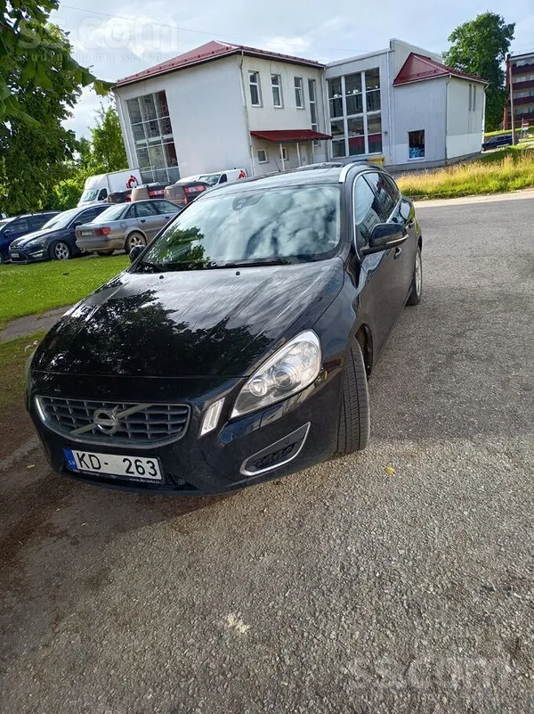 D5 2, 4l dīzelis, 151kw motors. 

Dažas vizuālas nepilnības - motora pārse