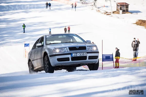4X4, jauna TA līdz 21.07.2027., 1.8 turbo 110kw benzīns/gāze, nav čipots.
4mm alumīnija aizsarg panna. Haldeksam jauns sūkn ...